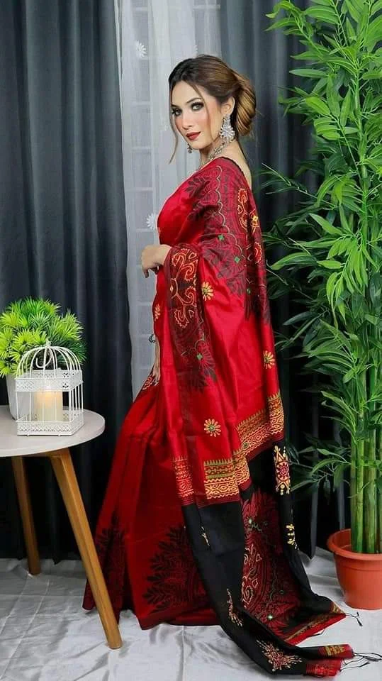 নকশি টাঙ্গাইল শাড়ি – বাংলার গল্পে বোনা এক আবেগ