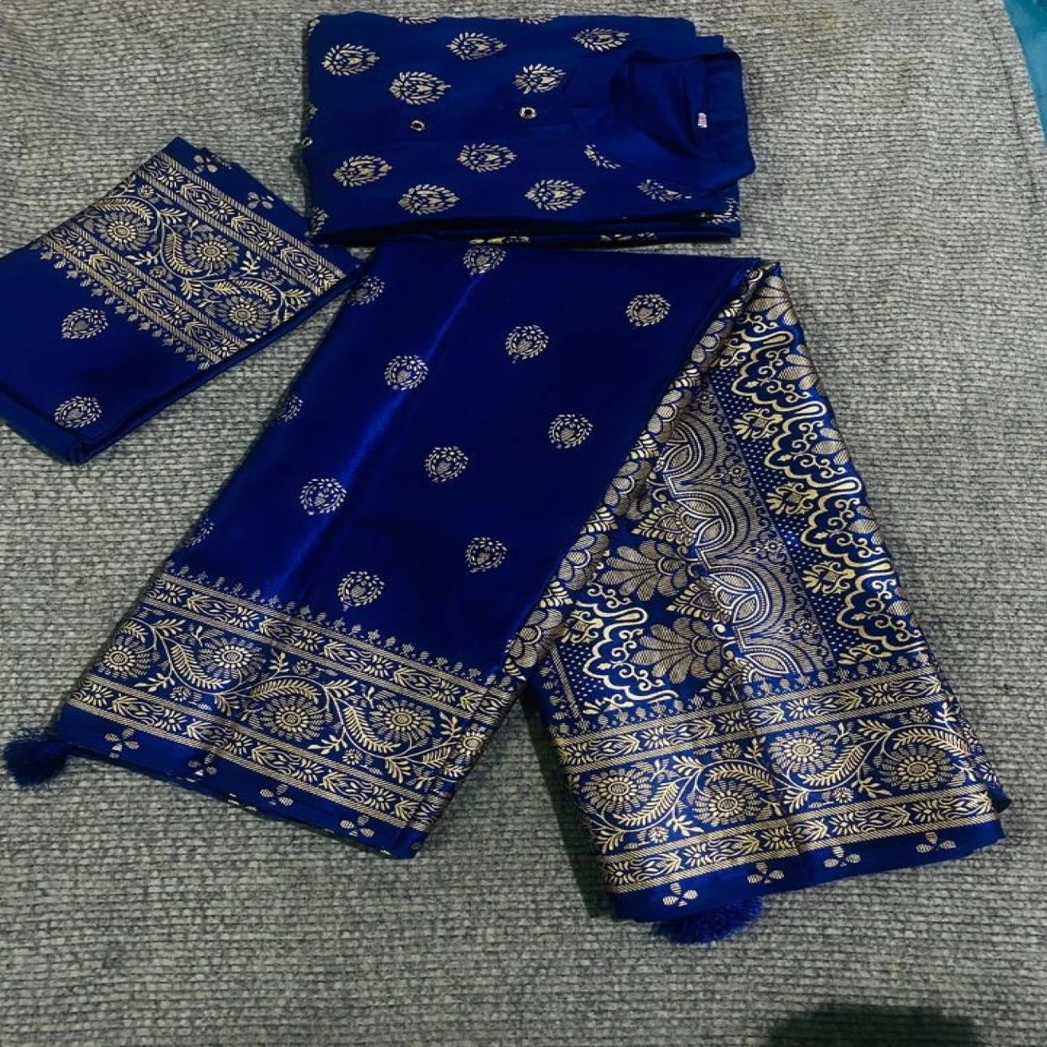 কাপল সেট – জাপানি সিল্ক শাড়ি ও ধুপিয়ান সিল্ক পাঞ্জাবি